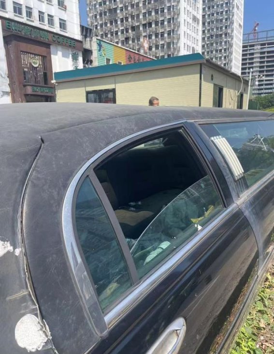 加长林肯被弃路边五年，车主失联停车费悬而未决