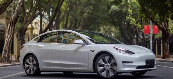 特斯拉Model 3长续航版深度评测：25万级纯电轿车的新选择