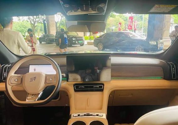 捷途X70L街头实拍解析：硬朗外观与豪华内饰兼备