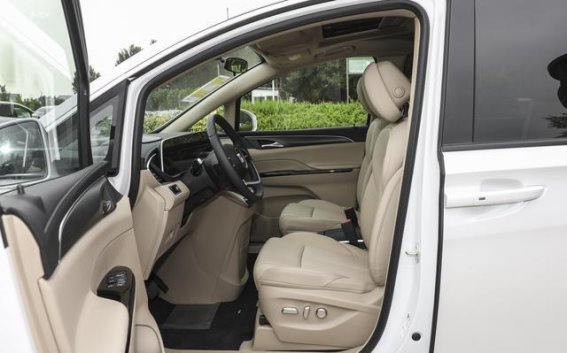 星海V9与别克GL8商务MPV对比体验：插混与燃油出行的最佳选择