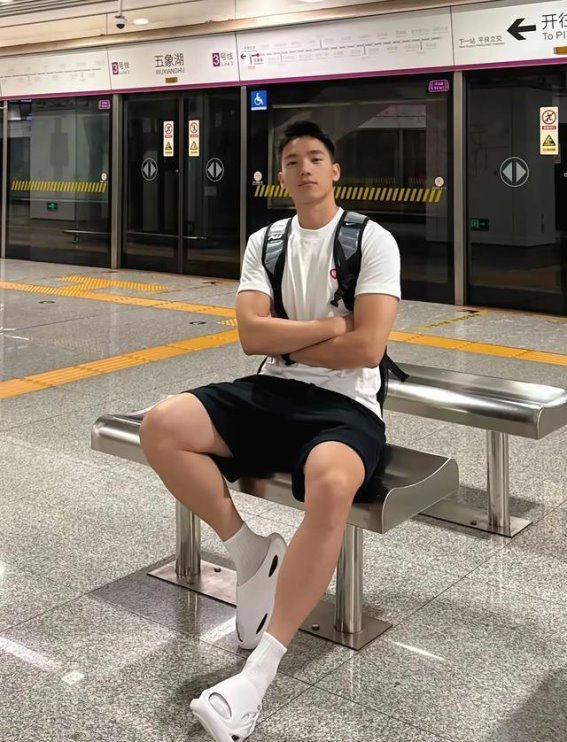 默契的无声配合：司辰与云翎的友情深度