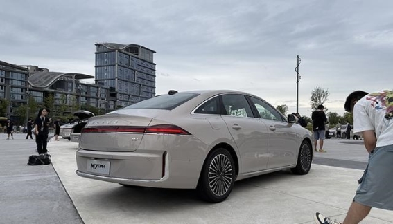 荣威M7 DMH：中大型插混轿车的新标杆，价格破局引领市场