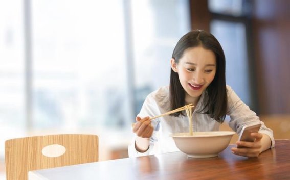 吃饭时的4个习惯，或许会让你的血糖坐上过山车，趁早改正