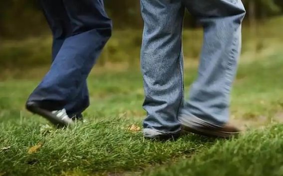 散步时的5个异常信号，或是脑梗的早期预兆