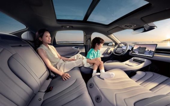 荣威M7 DMH亮相广州车展，AI智舱开启智能出行新时代