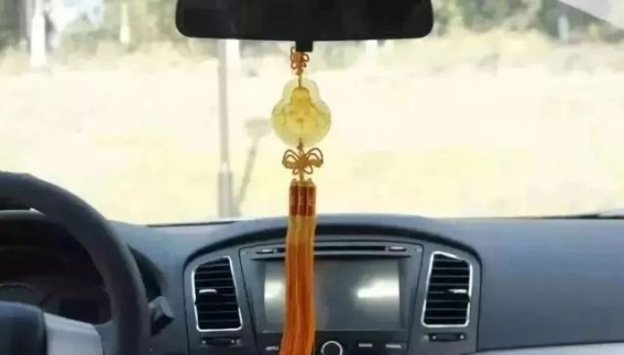 别再随意在车内摆放这些东西了，安全隐患比你想象的严重