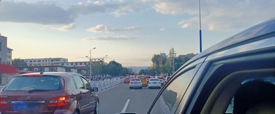 自动挡开车这5个习惯最烧钱，老司机提醒第一条就中招