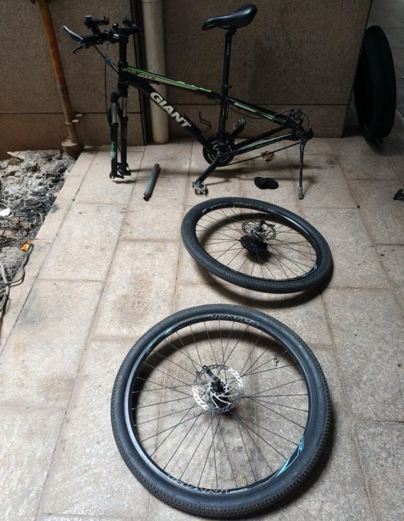 换胎的琐事与坚韧的坚持