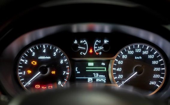 油表亮灯别硬撑，剩余油量1/4才是安全加油的底线