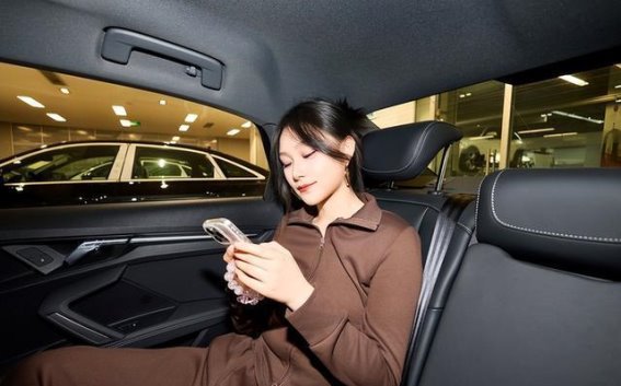 新能源车后排空间新玩法，座椅放倒秒变移动储物间