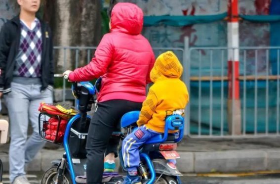 新国标电动自行车取消后座引发争议，专家解答如何解决接送孩子难题