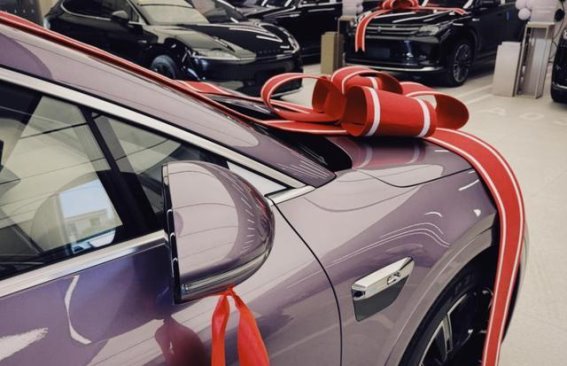 2025年中大型SUV市场竞争激烈，理想L6引领潮流