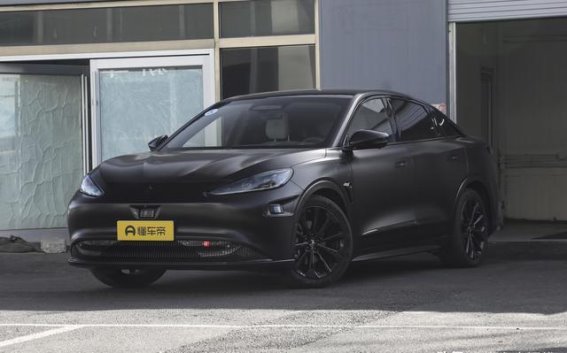 极狐阿尔法S6：科技驱动的中大型电动轿车