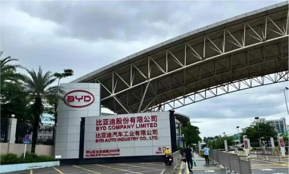 比亚迪逆袭成全球电动汽车销量冠军，特斯拉两年连跌引发行业震动