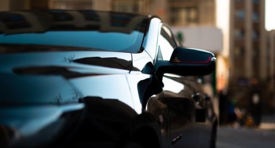 汽车电瓶亏电不用慌！3个有效自救方法与日常保养技巧