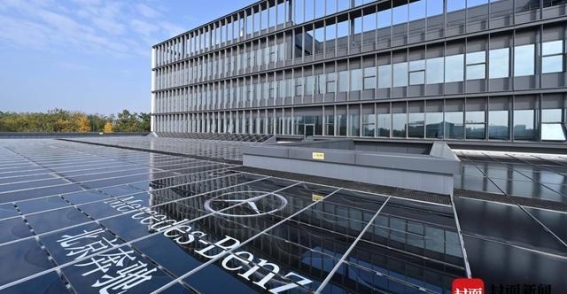 奔驰在挑战中蓄力，迎接未来豪华车市场的全新篇章