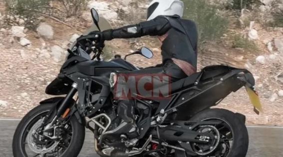 凯旋TIGER900小老虎全新三缸车型曝光，2026年正式发布