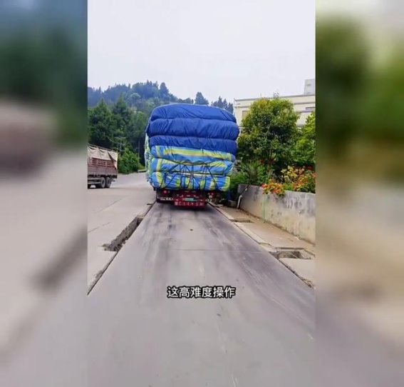 女司机驾驭技巧：从容与智慧的完美呈现