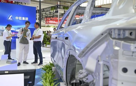 中国推动汽车产业循环经济：从废旧到新生的绿色转型