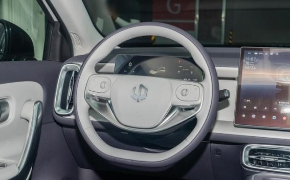 零跑B01 2025款650激光雷达版：续航与智能驾控的完美融合