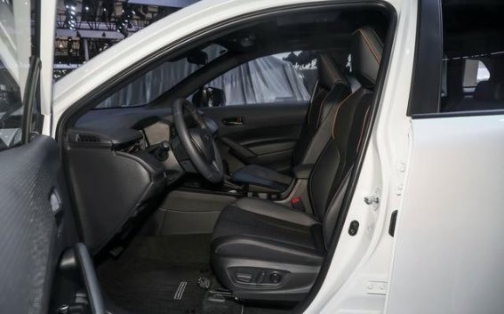 丰田卡罗拉锐放2.0L双擎：实用与智能兼备的家用SUV