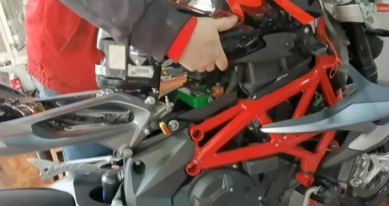 摩托车电池选择：铅酸电池与锂电池的优劣对比