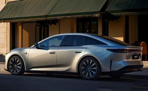 丰田铂智7：开启电动豪华轿车新篇章，20万级市场震撼来袭