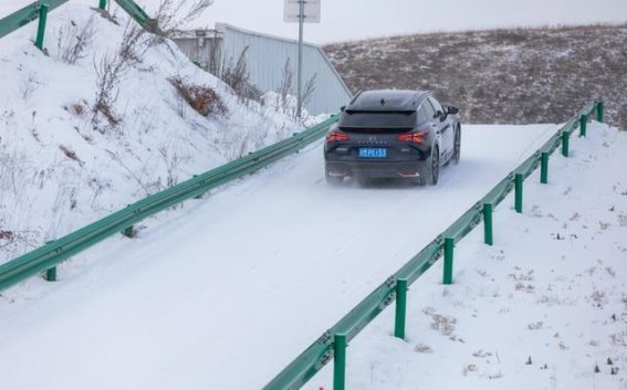 极寒挑战中的驾控传奇：凡尔赛与508L的卓越表现