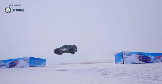 长安CS75PLUS冰面飞跃创吉尼斯纪录：极寒挑战下的智慧与实力