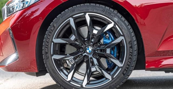 旅行车乐趣的对决：BMW 330i与斯柯达明锐RS旅行版