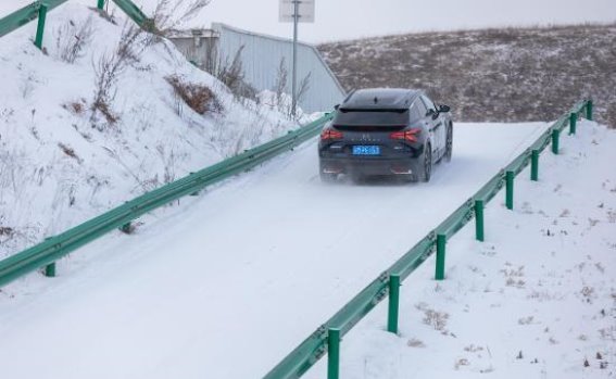 极寒挑战中的王者：凡尔赛C5 X与508L展现卓越驾控安全