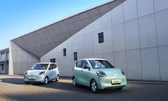 宏光MINIEV四门版：引领代步车2.0时代的崭新篇章