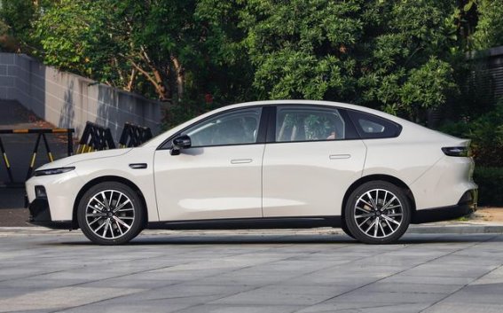 零跑B01与AION RT对比：如何在家用纯电车中做出最佳选择？